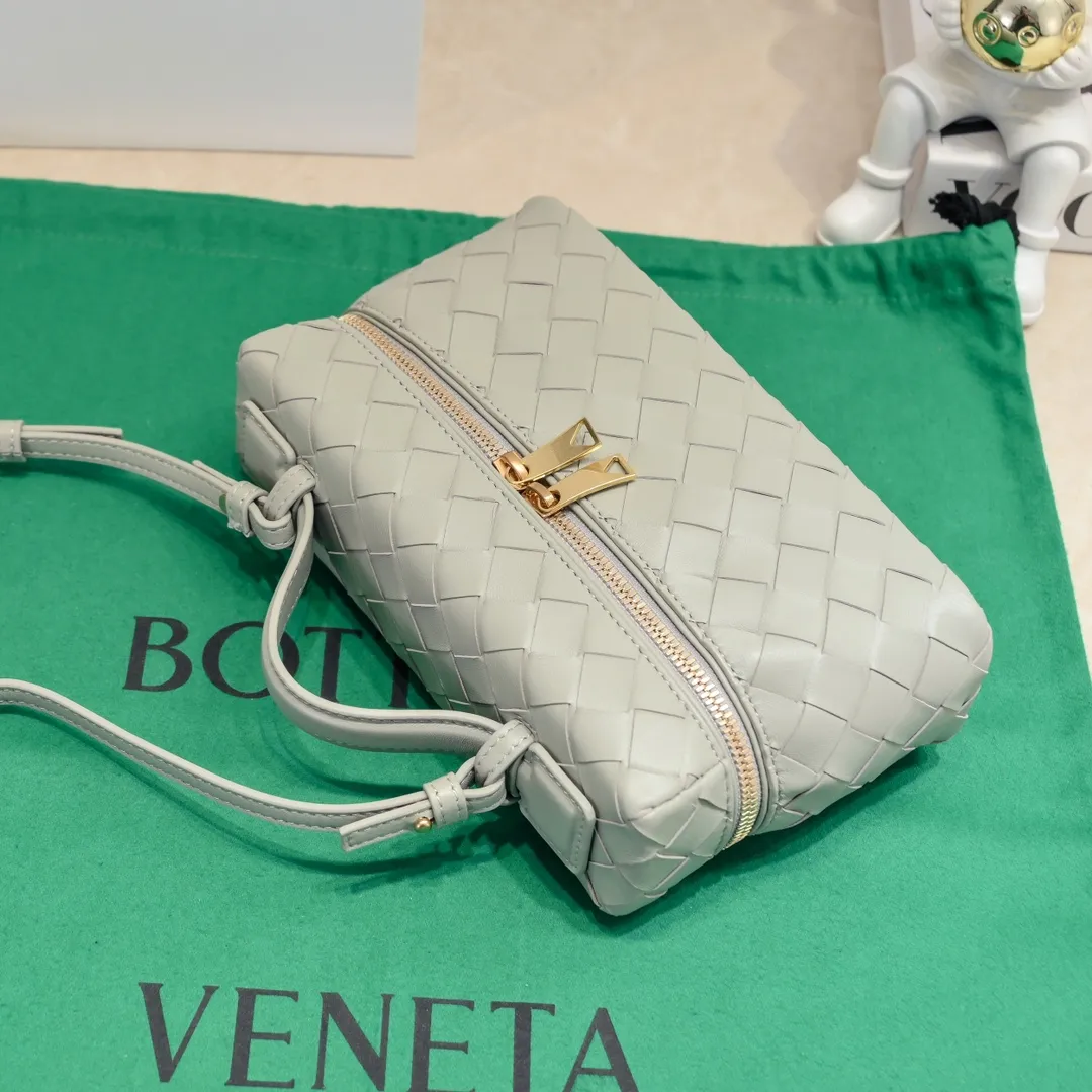 Batch 1360 Bottega Veneta 24 spring and summer woven zipper crossbody bag. A crossbody bag that can be used as a cosmetic bag. The exquisite weaving and compact body are an indispensable accessory for the upcoming summer. The double zipper also better protects the bag. It has a large capacity. If you like it, don’t miss it. Style number: 9109 Size: 22*12.5*5cm